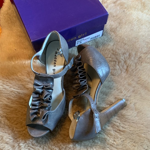 Madden Girl heels with ankle buckle - Picture 2 of 6